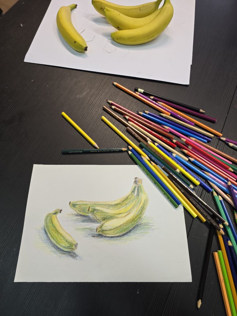 Rysowanie bananów kredkami na warsztatach artystycznych Magia Sztuki