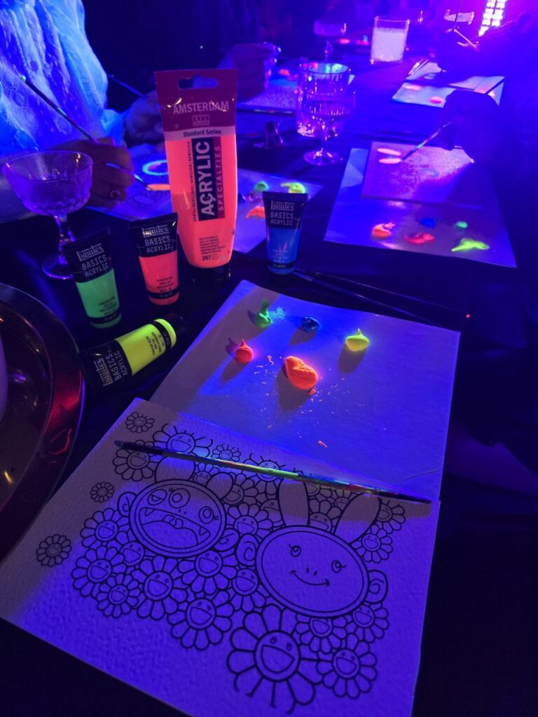 Kolorowe malowanie w świetle UV teambuilding